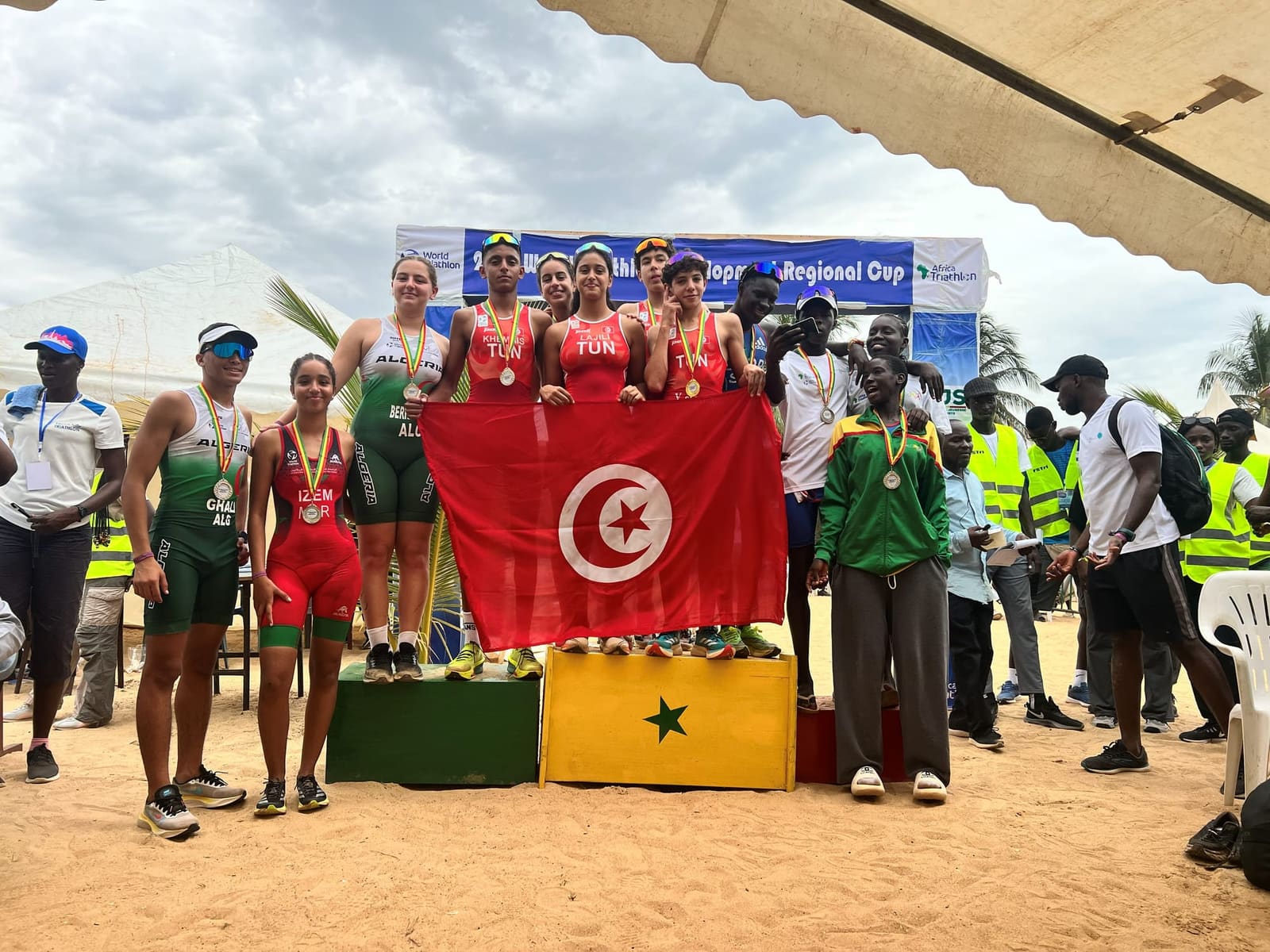 Elissa et l'équipe de Tunisie avec le drapeau sur le podium au Sénégal